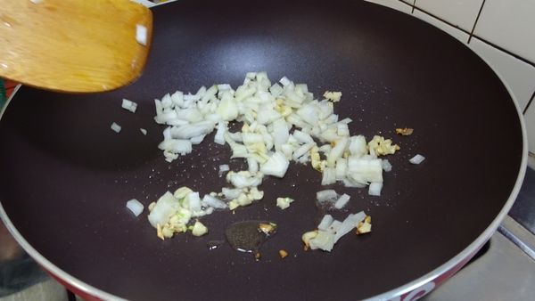 熱鍋後加入點油，加入洋蔥拌炒。