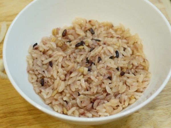 膳纖熟飯先分成2份，將其中一份放入碗內，微波45秒

 (飯要加熱才比較好定型。

  碗剛好是圓的，所以加熱完，倒出來後就差不多是米漢堡的大小與形狀。

  最後再用湯匙塑個型即可)