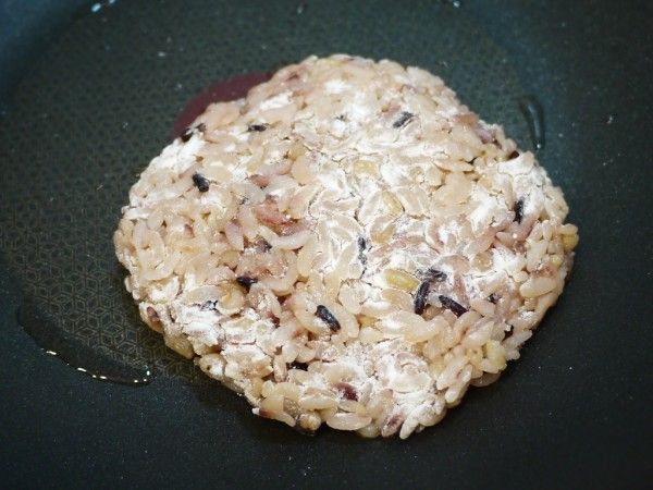 取一鍋，放入塑好型的米漢堡，稍為煎一下讓型狀更定型

 (可加油可不加，加油的話比較有酥脆感)

 (我第一片米漢堡有加點麵粉增加附著力，並有加油去煎。

  第二片就沒有加麵粉，沒有加油直接煎，一樣可以定型)