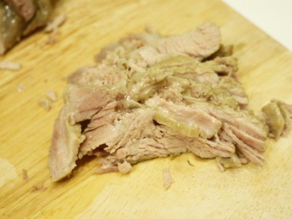 米漢堡做好後，洋蔥與肉切細絲(因為我買了很大一塊肉做番茄馬鈴薯燉肉，所以從那裡借了一些肉過來用)