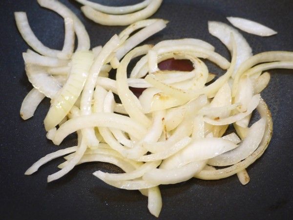 取一鍋，裡面加入一大匙油。放入洋蔥，炒至洋蔥變透明