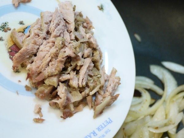 隨後加入肉絲拌炒個幾下