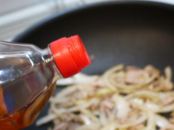 之後加入醬油與味晽
(我使用的是柴魚醬油，普通醬油也可)