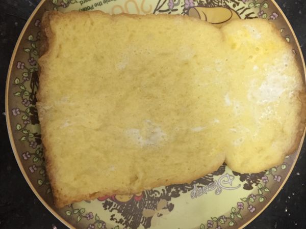 待水沸後，把蛋液吐司放入，蒸煮3分鐘。