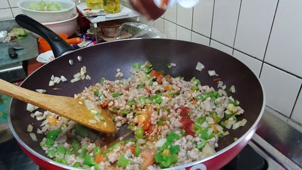 接著加入最重要的番茄醬。
除了番茄醬以外我使用的調味粉有：黑胡椒、鹽巴。
因為番茄醬本身已經有鹹味了，所以調味時鹽巴不需太多。
若喜歡起司的話，可以最後在這步驟時加上去。因為家裡剛好沒有起司，所以我就直接省略。