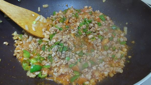 加入青椒與豬絞肉。一起拌炒。