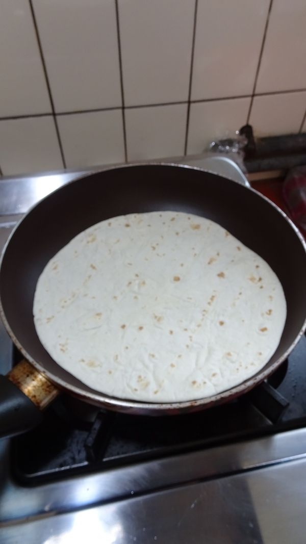 準備另外一個平底鍋，不需要放油，把餅加熱，因為本身就是熟的了
包裝寫雙面加熱五秒鐘就可以，但是我喜歡吃熱一點的，所以我大概每面加熱了十秒。
這部分火不能大，請用小小火，因為很快就會焦掉，要隨時翻面注意。