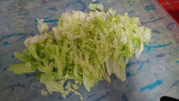 萵苣切絲。