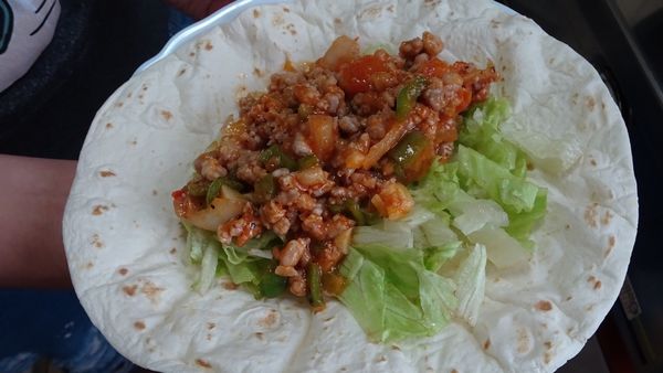 把所有材料鋪好，捲起。
卷的方式就因人而異，有些人是把他捲的像壽司狀，
我是把他捲成口袋餅的方式。