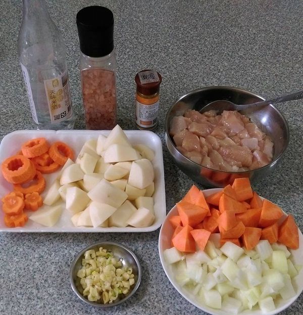 雞肉切大丁+醃料拌勻
蒜頭切末
洋蔥，胡蘿蔔，馬鈴薯切大丁備用