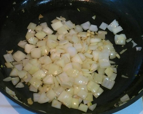 熱油，下蒜末炒香
入洋蔥炒至半透明