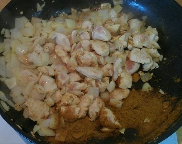 入雞丁炒至反白
入咖哩粉炒香
入蜂蜜，鹽拌勻