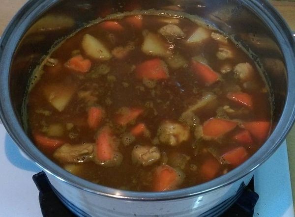 換燉鍋+1500cc水+月桂葉
大火煮滾後，小火慢煮20分鐘
完成了，開飯囉