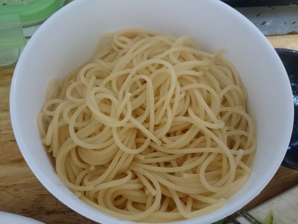 義大利麵條煮熟撈起