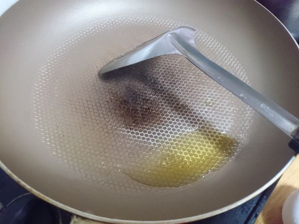 橄欖油放入鍋內