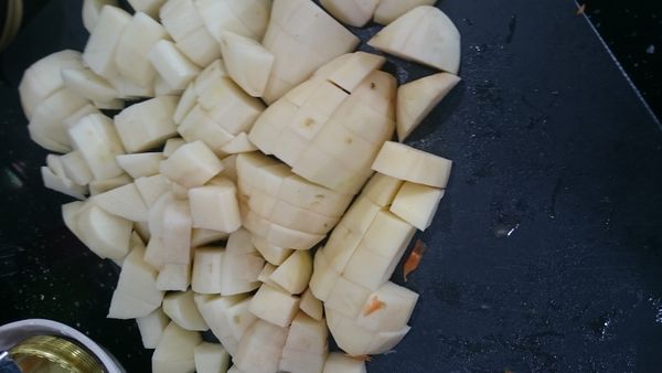 將紫米先洗好泡水  然後開始將馬鈴薯 蘿蔔  肉 洋蔥切塊