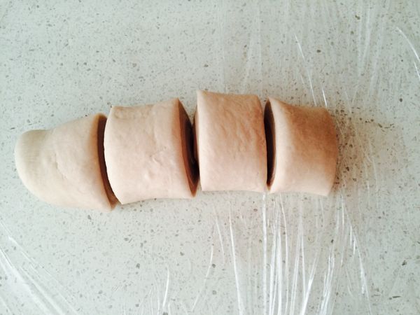 將麵糰頭尾切下，剩餘平均切成5份