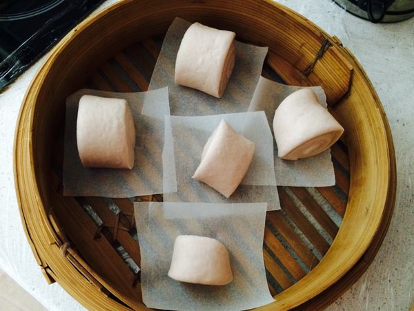 蒸籠放上烘焙紙將饅頭間隔放齊，再發酵20分鐘