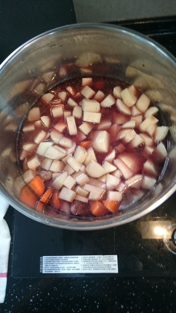 開始入湯鍋加水熬煮到紫米熟