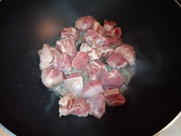 里肌肉切塊（這樣比較有嚼勁），放入醃料拌勻，靜置30分鐘。
起一油鍋，倒入醃製過的里肌肉，翻炒至八分熟。