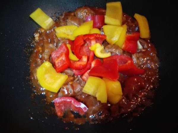 最後再加入紅黃椒，翻炒收汁，即可盛盤，表面撒上白芝麻粒完成。