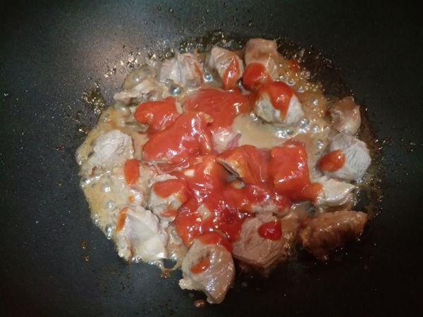 加入蕃茄醬翻炒均勻，加蠔油、糖、鹽調味。