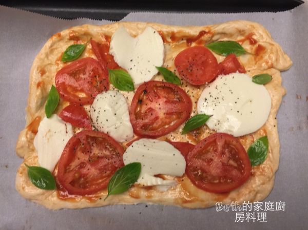 放上蕃茄片、Mozzarella cheese片、羅勒葉，撒點鹽、黑胡椒粉