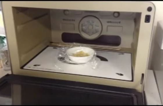 製作蜜糖蘋果。
富士蘋果去芯削皮切成丁狀、微波加熱4分鐘。
取出加進砂糖、蜂蜜、檸檬汁再微波加熱兩分鐘、取出放涼備用。