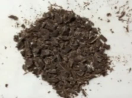 巧克力切碎放進鋼盆。