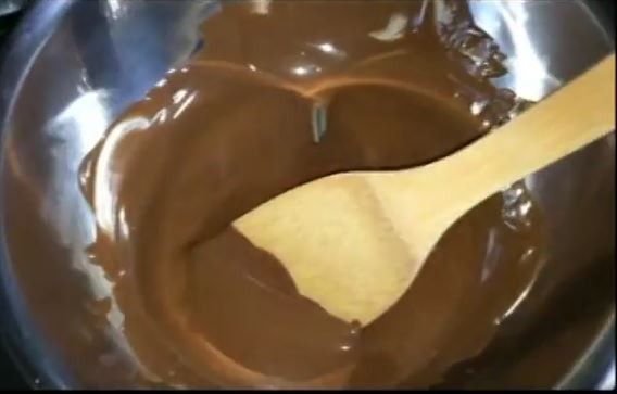 在另一個鋼盆裡放熱水、熱融巧克力。