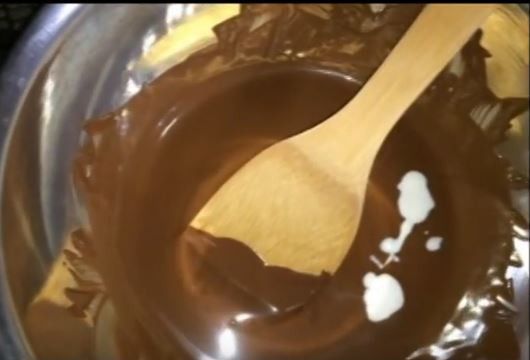 加進鮮奶油和少許的鹽巴、攪拌成微稠巧克力醬。