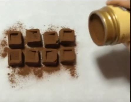 放冰箱冷却兩小時後、從製冰盒取出、適量灑上可可粉装飾。