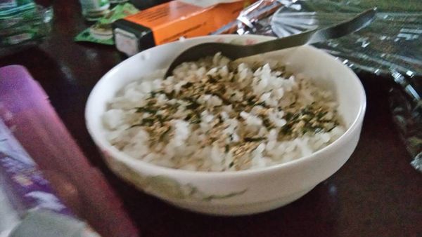 等飯稍冷後，撒上海苔香鬆（加多一點比較有味道！也可以撒上一點鹽）