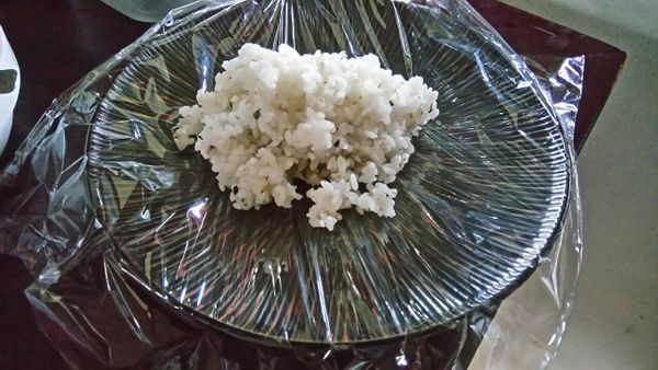 挖取適量放在保鮮膜上