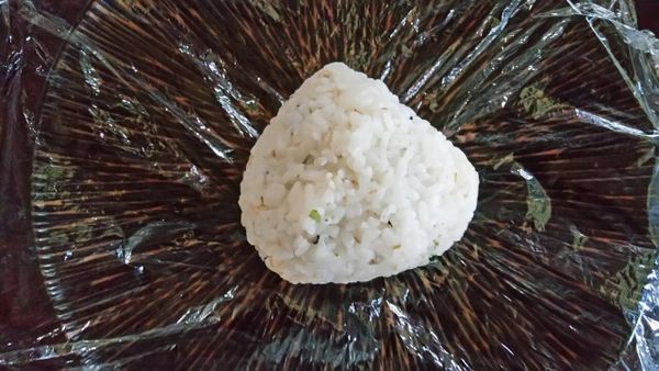 用力捏，捏成三角形