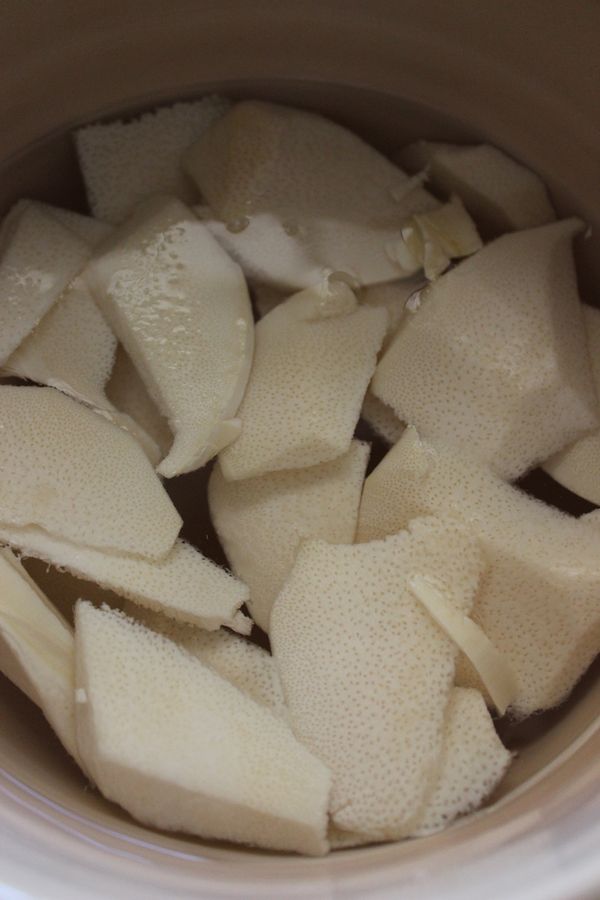 竹筍買回先切薄片,泡水約半天,途中適度換水,泡至竹筍嘗起來不苦