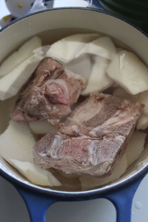 再加入竹筍與湯骨燉煮,水蓋過食材,從冷水開始煮起,過程中別隨意開蓋子,到預定煮好的時間(今天燉煮一小時),才開蓋做調味