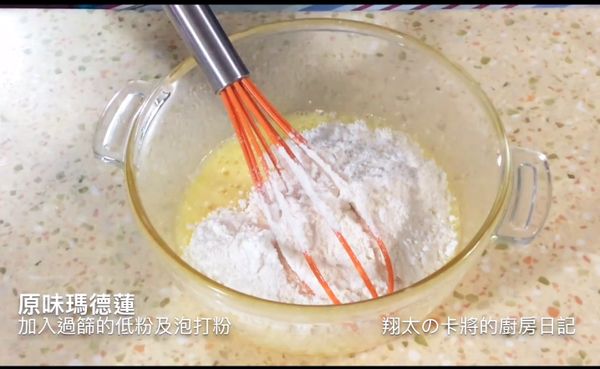加入過篩的低粉+泡打粉（如果是可可粉或抹茶粉也是在此步驟一起過篩加入）
