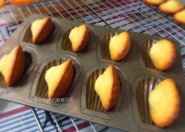 烤好出爐時要立刻脫模才不會沾黏，若擔心貝殼花紋或是肚臍壓出網架痕跡,可以脫模後將瑪德蓮立起，放置約2-3分鐘瑪德蓮稍涼並定型後再移至網架上，這時候剛好烤模也稍微降溫了，可以繼續填入麵糊再烘烤