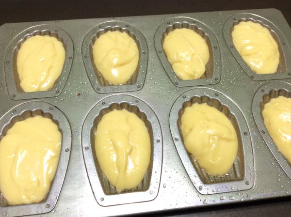 烤模抹奶油用擠花袋（我用冰淇淋勺挖），擠入模型8分滿，烤溫上火190。C/下火200。C，烤模放烤盤上再入爐，烤約15分鐘至表面金黃色出爐！烤模的部分我都是使用日本製千代田模不太會沾黏，若是會沾黏的烤模最好還是要抹油灑粉才好脫模