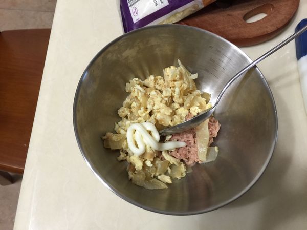 將炒好的洋蔥蛋拌入少許沙拉醬與2湯匙鮪魚