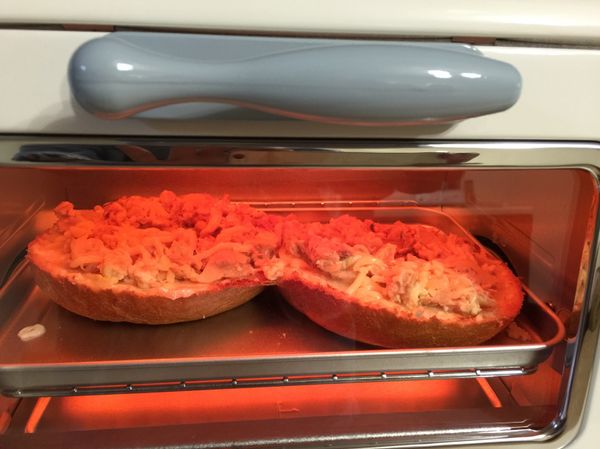 在貝果上鋪上調好的鮪魚醬及少許番茄醬最後撒上少許乾酪烤2分鍾就完成囉