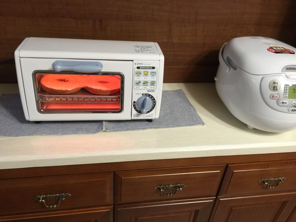 貝果對切 抹上少許沙拉醬使用簡易烤箱烤1分鍾