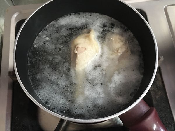 先將雞腿川燙，去血水