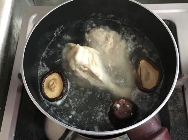 加入香菇一起煮熟