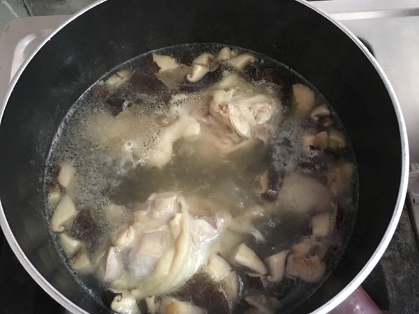 香菇軟後撈起切細，加入鹽巴調味