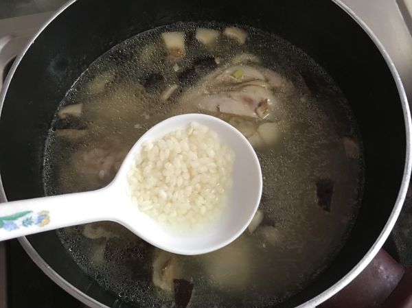 雞腿差不多熟，加入白米熬煮