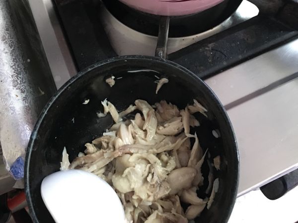 過15分將雞肉跟骨頭分離，骨頭繼續熬煮！
雞肉才不會過爛