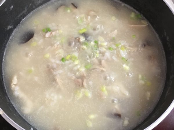 試吃米，好了倒回雞肉，加入蔥珠就大功告成了！