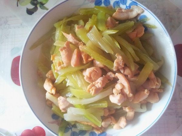 再用油去炒雞柳再放鹽,再把西芹回鍋炒勻即可